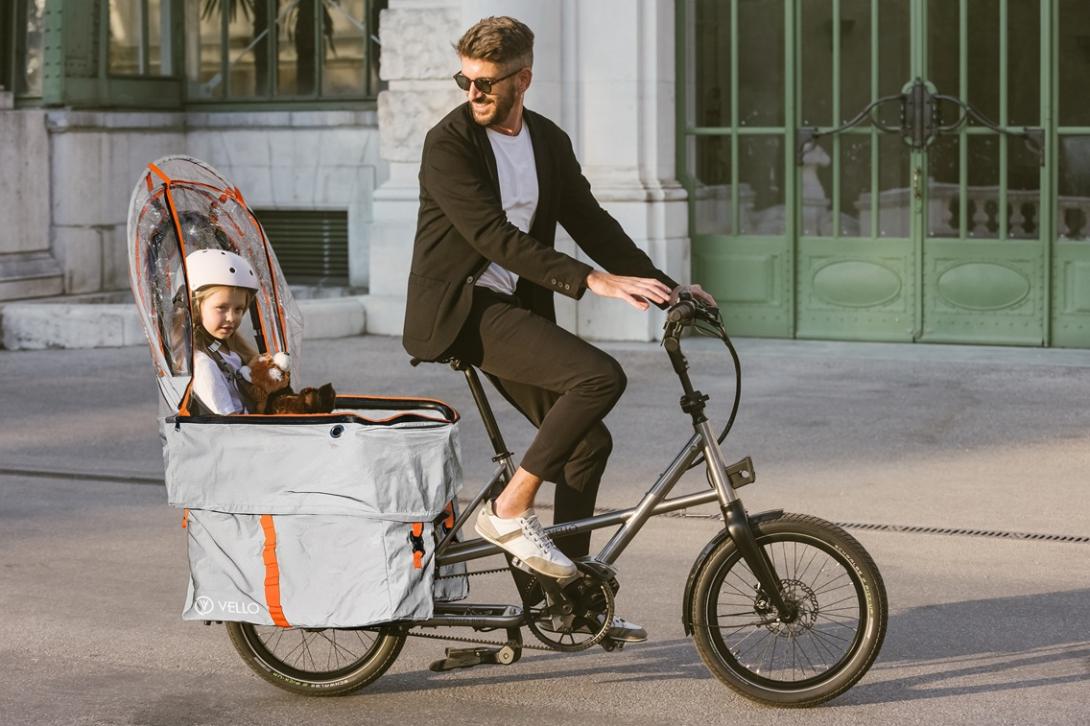 Papa mit Kind im Transportrad