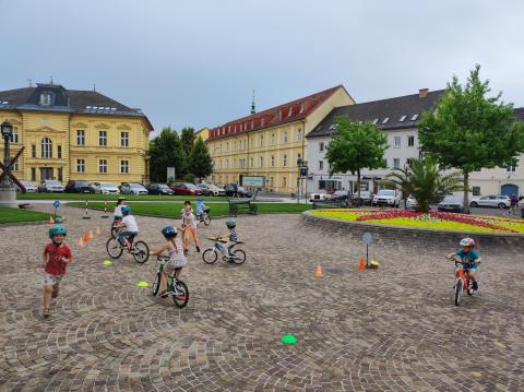 Drachenjagd in Klagenfurt kleine Kinder mit dem Rad
