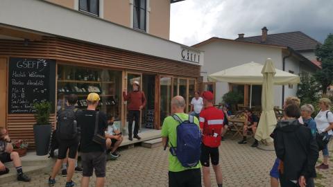 Personen vor Gšeft in St. Michael ob Bleiburg