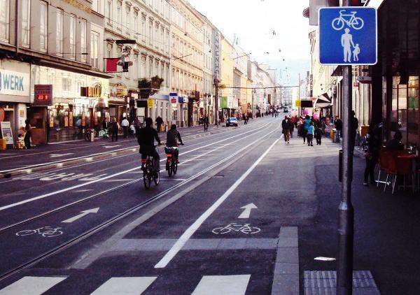 Annenstraße: An den Haltestellen nicht benutzungspflichtige Radverkehrsanlagen  