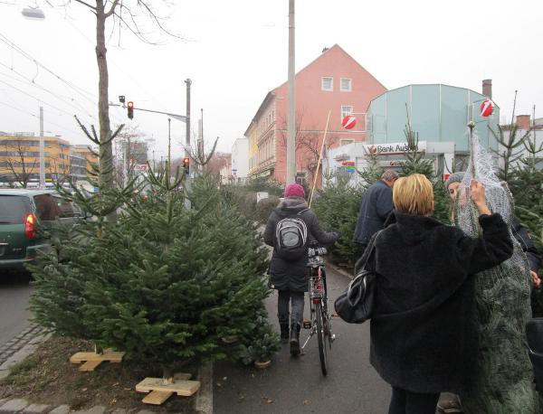 GRW Eggenberger Allee: Nicht nur in den Tagen vor Weihnachten für RadlerInnen trotz Benutzungspflicht praktisch unpassierbar