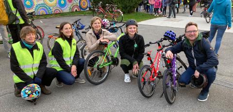 BiciBus Graz: v.l. Heidi Schmitt und Simone Feigl - Radlobby ARGUS Steiermark), Vizebürgermeisterin der Stadt Graz Judith Schwentner, Monika Schwarzkopf - Direktorin der VS Jägergrund, Thomas Plautz - GF Kinderbüro – Die Lobby für Menschen bis 14