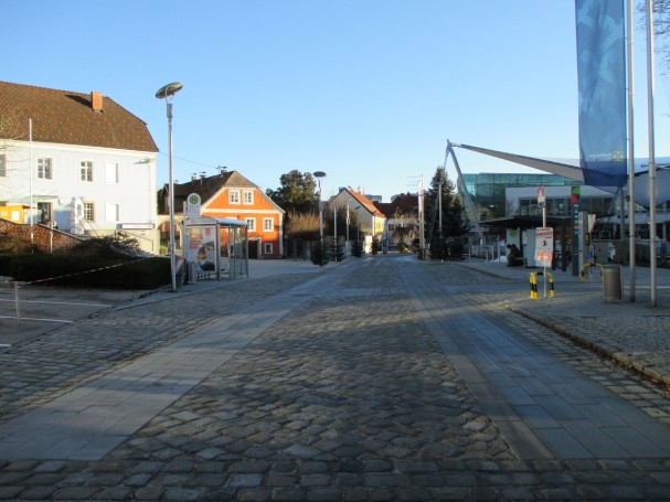 Ebene gepflasterte Spuren für Radfahrende am Stadtplatz