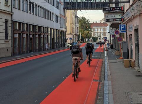 radlobby-linz-rote-mehrzweckstreifen-herrenstr-4-noch-nicht-fertiggestellt.jpg