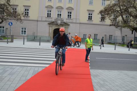 radlobby-linz-rote-teppich-aktion-promenade.jpg