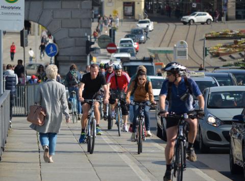 radlobby-ooe-nibelungenbruecke-viele_radler_kommen_entgegen.jpg