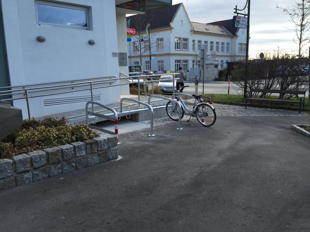 Neue Fahrradständer bei der BA-Filiale Schöffelstadt.jpg