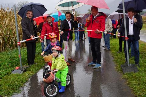 Quelle: Daniel Wuttej Erstbefahrung des neuen Radweges durch zwei junge Mitglieder der Radlobby Jauntal-Podjuna bei Eröffnungsfeier
