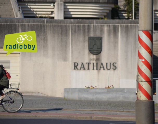 rotweiss-rathaus-radhaelfte-hilfe.jpg