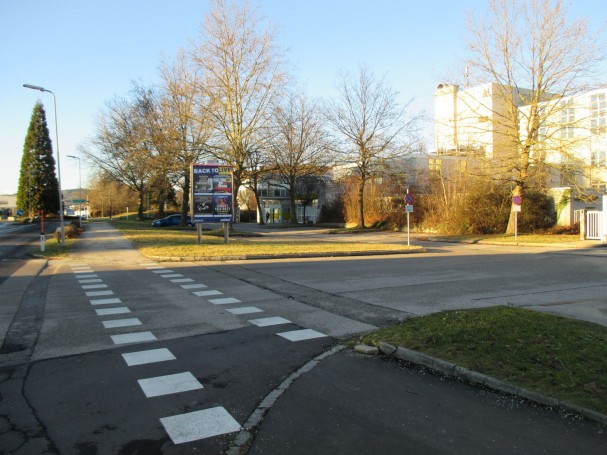 Radfahrerüberfahrt bei der Zufahhrt zur Post in der Wegscheider Straße
