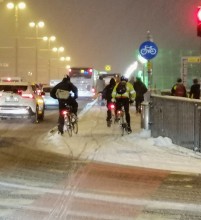 Radfahrende auf der Nibelungenbrücke bei Schneefall